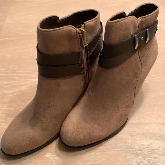 Giani Bernini Faux Suede Ankle Booties size 6M new with box, gorgeous! - Picture 2 of 10